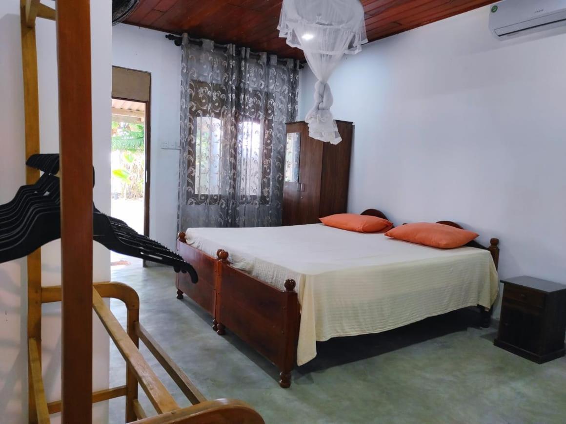 Blue Corals Beach Bungalow Матара Екстер'єр фото