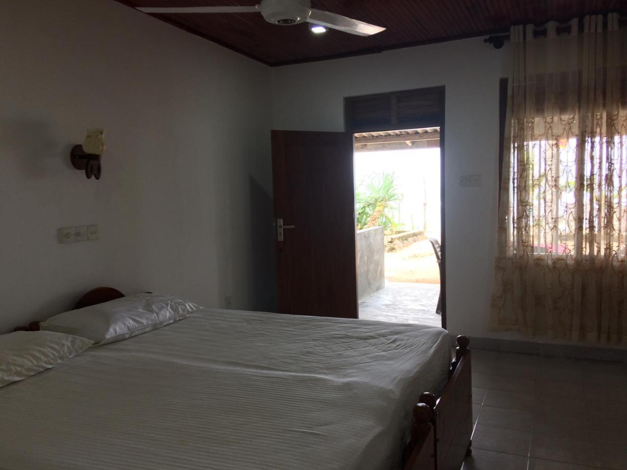 Blue Corals Beach Bungalow Матара Екстер'єр фото